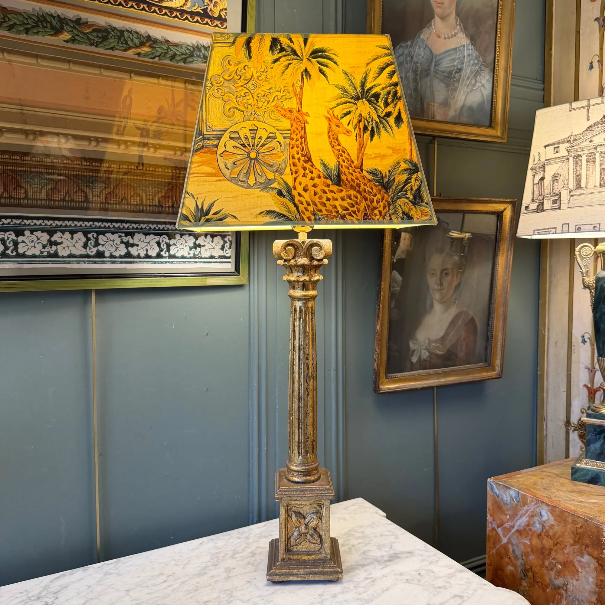 Große Lampe aus vergoldetem patiniertem Holz, Höhe 80 cm