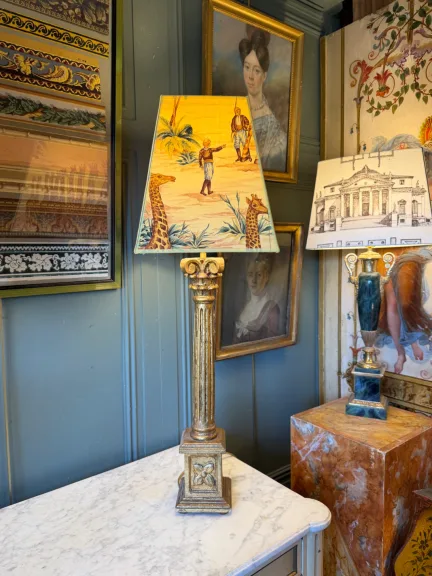 Grande lampe en bois patiné doré, Hauteur 80 cm