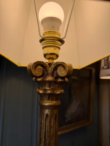 Grande lampe en bois patiné doré, Hauteur 80 cm