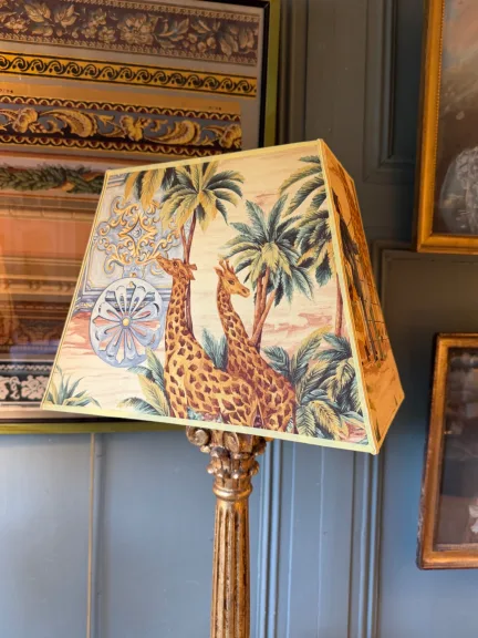 Grande lampe en bois patiné doré, Hauteur 80 cm