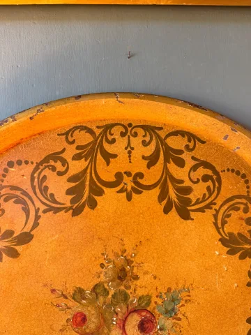 Grand plateau en tôle peinte, diamètre 60 cm