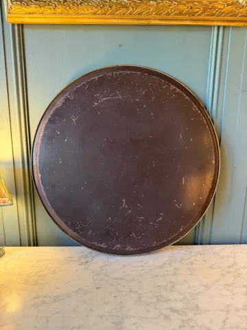 Grand plateau en tôle peinte, diamètre 60 cm