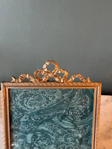 Louis XVI-style brass and gilt bronze photo frame, 21.5 cm x 13.6 cm — Very good condition