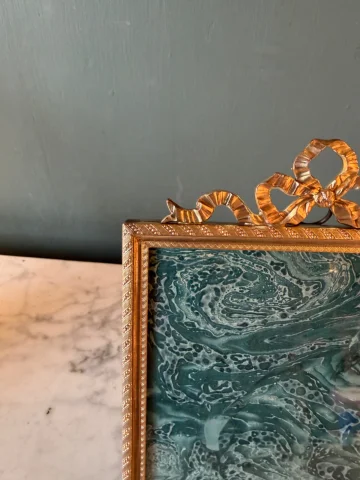 Louis XVI-style brass and gilt bronze photo frame, 21.5 cm x 13.6 cm — Very good condition
