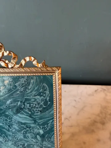 Louis XVI-style brass and gilt bronze photo frame, 21.5 cm x 13.6 cm — Very good condition