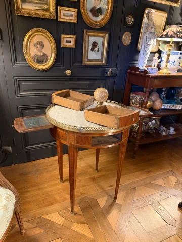 Marquetry bouillotte table — Very good condition