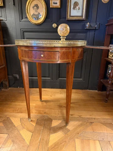 Marquetry bouillotte table — Very good condition