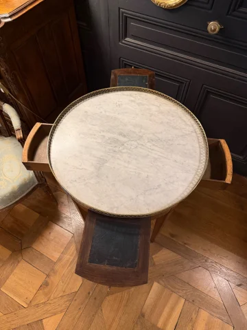 Marquetry bouillotte table — Very good condition