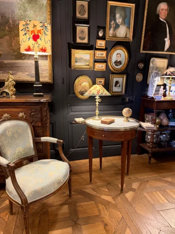 Marquetry bouillotte table — Very good condition