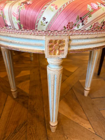Tabouret en bois peint de style Louis XVI — Très bon état