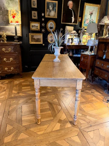 Grande table de bistrot en chêne blond maillé — Très bon état