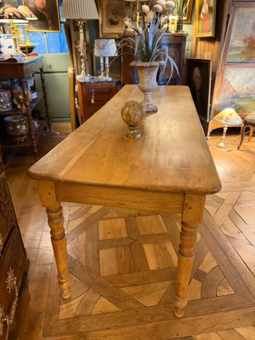Grande table de bistrot en chêne blond maillé — Très bon état