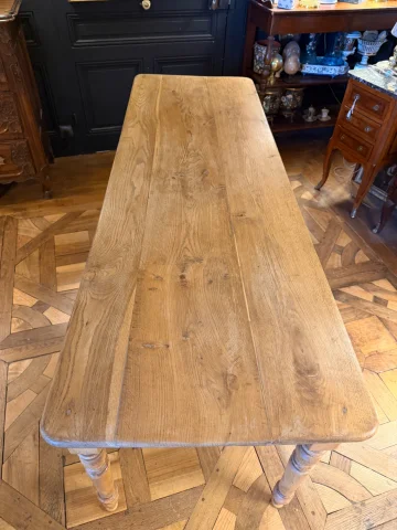 Grande table de bistrot en chêne blond maillé — Très bon état