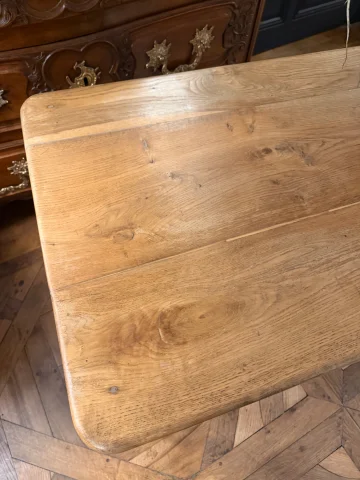 Grande table de bistrot en chêne blond maillé — Très bon état