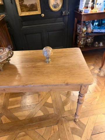 Grande table de bistrot en chêne blond maillé — Très bon état