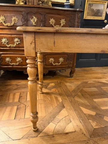 Grande table de bistrot en chêne blond maillé — Très bon état