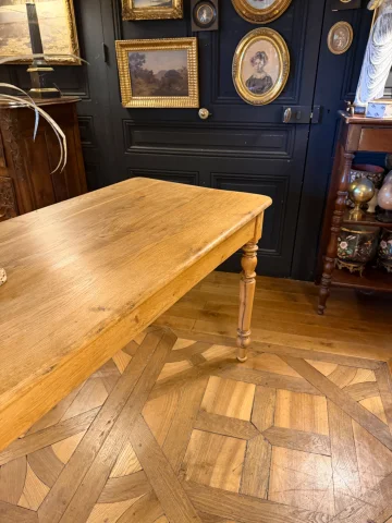Grande table de bistrot en chêne blond maillé — Très bon état