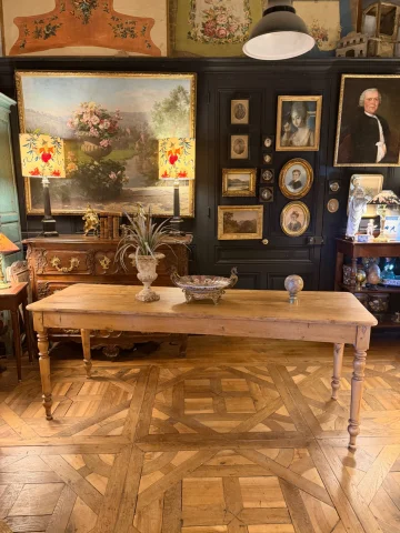 Grande table de bistrot en chêne blond maillé — Très bon état