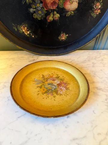Petit plateau en tôle peinte, diamètre 25 cm — Bon état