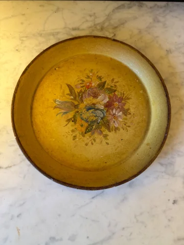 Petit plateau en tôle peinte, diamètre 25 cm — Bon état