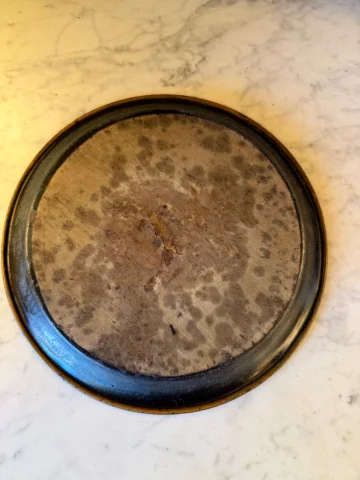 Petit plateau en tôle peinte, diamètre 25 cm — Bon état