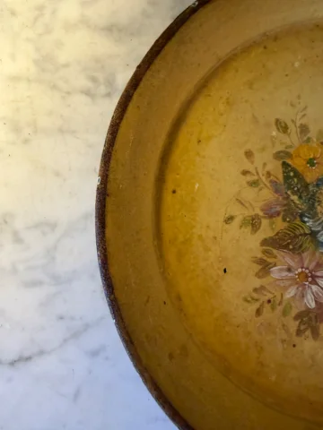 Petit plateau en tôle peinte, diamètre 25 cm — Bon état