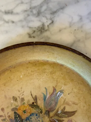 Petit plateau en tôle peinte, diamètre 25 cm — Bon état