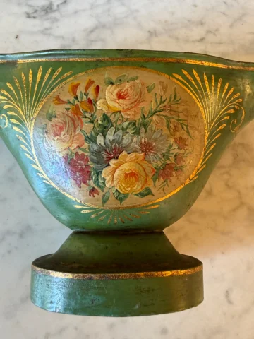 Kleine bemalte Blechjardinière mit Blumendekor — Guter Zustand
