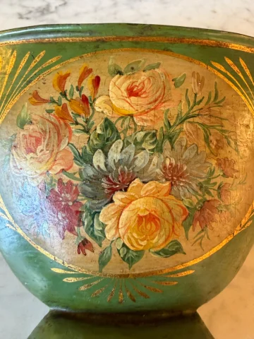 Kleine bemalte Blechjardinière mit Blumendekor — Guter Zustand