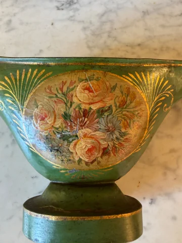 Kleine bemalte Blechjardinière mit Blumendekor — Guter Zustand
