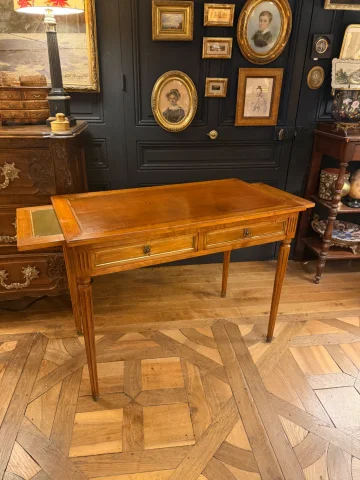 Louis XVI style flat-top desk — Very good condition