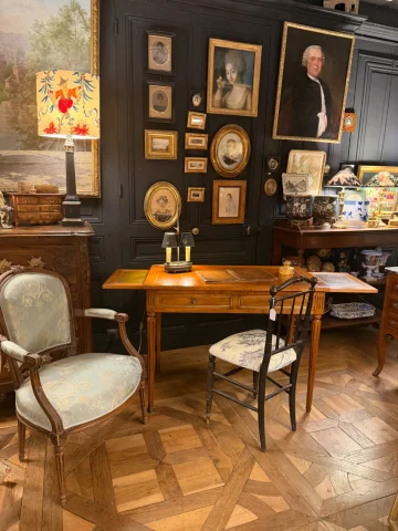 Louis XVI style flat-top desk — Very good condition