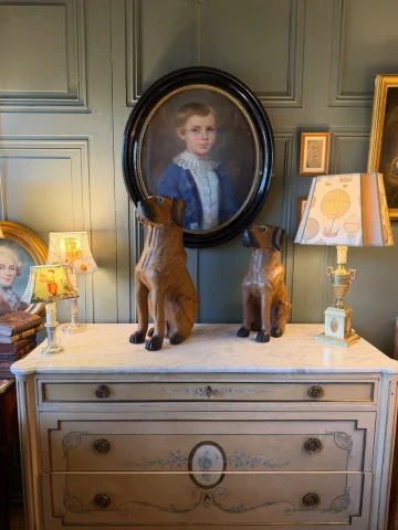 Pair of carved and patinated wood dogs — Very good condition