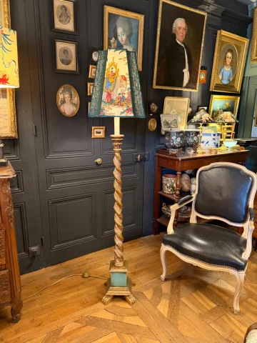 Twisted painted wood floor lamp, height 175 cm — Very good condition