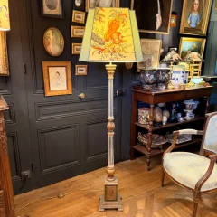 Lámpara de pie en madera pintada, Altura 170 cm