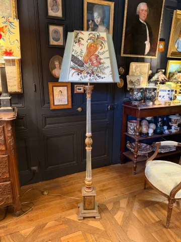 Lámpara de pie en madera pintada, Altura 170 cm — Muy buen estado