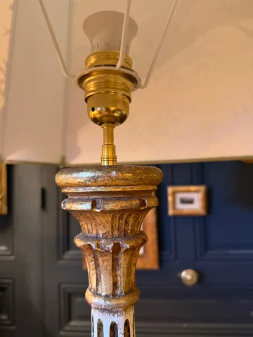 Lámpara de pie en madera pintada, Altura 170 cm — Muy buen estado