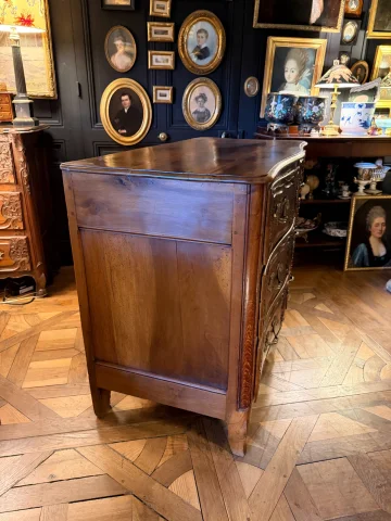 Louis-XV-Kommode aus massivem Nussbaum, 18. Jahrhundert — Sehr guter Zustand