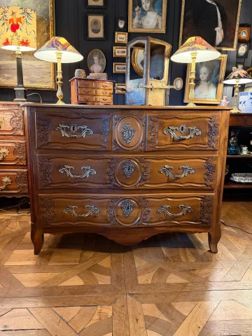 Louis-XV-Kommode aus massivem Nussbaum, 18. Jahrhundert — Sehr guter Zustand