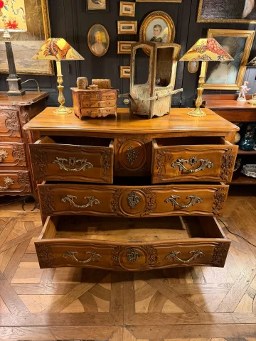 Louis-XV-Kommode aus massivem Nussbaum, 18. Jahrhundert — Sehr guter Zustand