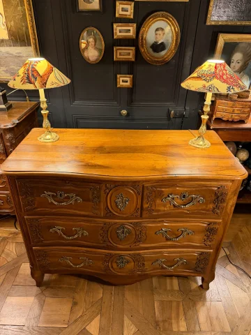 Louis-XV-Kommode aus massivem Nussbaum, 18. Jahrhundert — Sehr guter Zustand