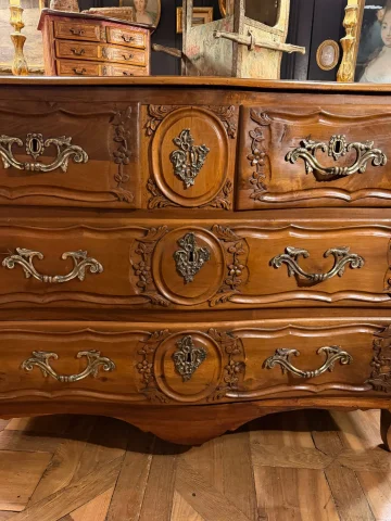Louis-XV-Kommode aus massivem Nussbaum, 18. Jahrhundert — Sehr guter Zustand
