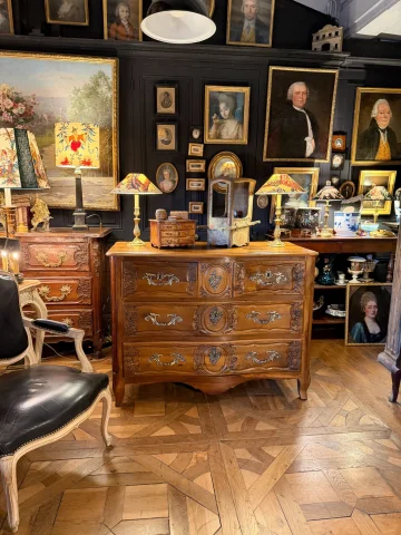 Louis-XV-Kommode aus massivem Nussbaum, 18. Jahrhundert — Sehr guter Zustand