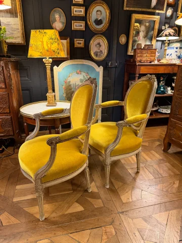 Pair of Louis XVI-style painted wood cabriolet armchairs — Very good condition