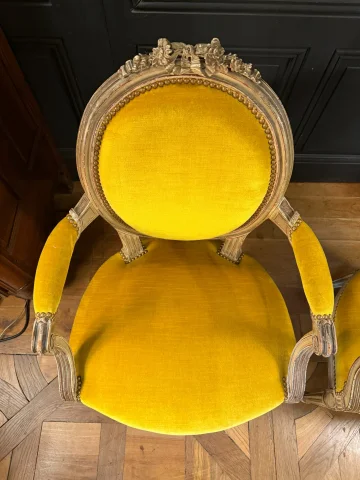 Pair of Louis XVI-style painted wood cabriolet armchairs — Very good condition