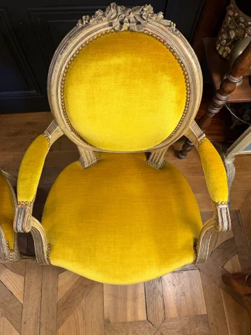 Pair of Louis XVI-style painted wood cabriolet armchairs — Very good condition