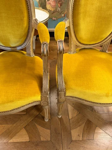Pair of Louis XVI-style painted wood cabriolet armchairs — Very good condition