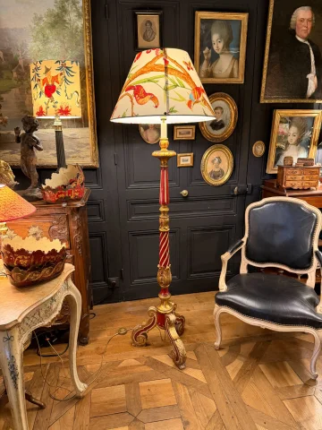 Tripod floor lamp in painted wood, Height 183 cm — Very good condition