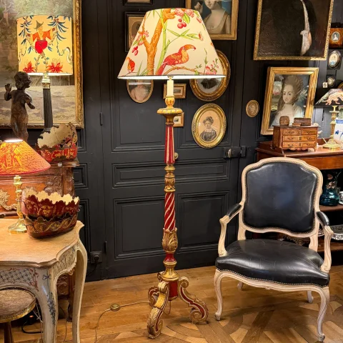 Tripod floor lamp in painted wood, Height 183 cm — Very good condition