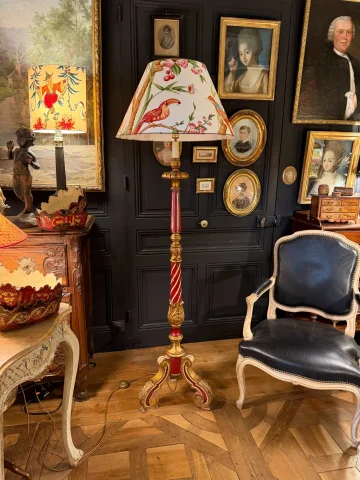 Tripod floor lamp in painted wood, Height 183 cm — Very good condition